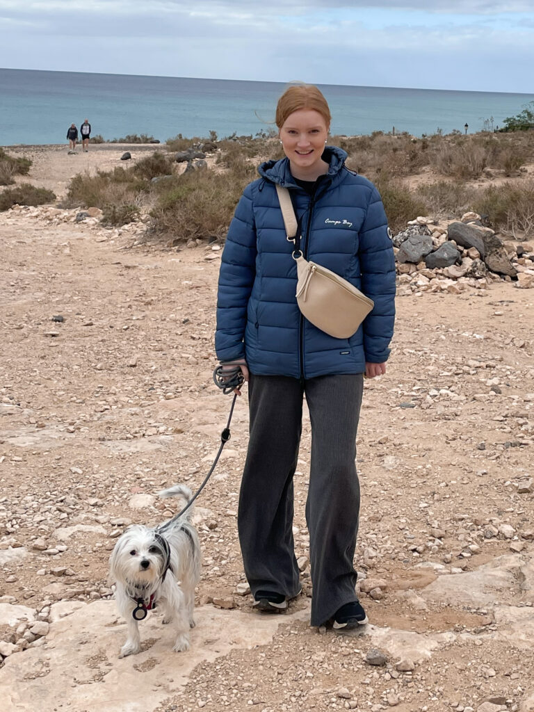 Sabrina mit ihrem Hund am Strand. Sabrina ist Vermittlerin im That's Pets Rescue Team und engagiert sich seit mehreren Jahren aktiv im Tierschutz